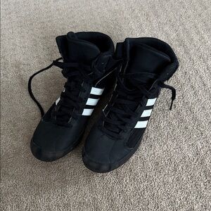 adidas youth wrestling shoes in Black and White size 7.5